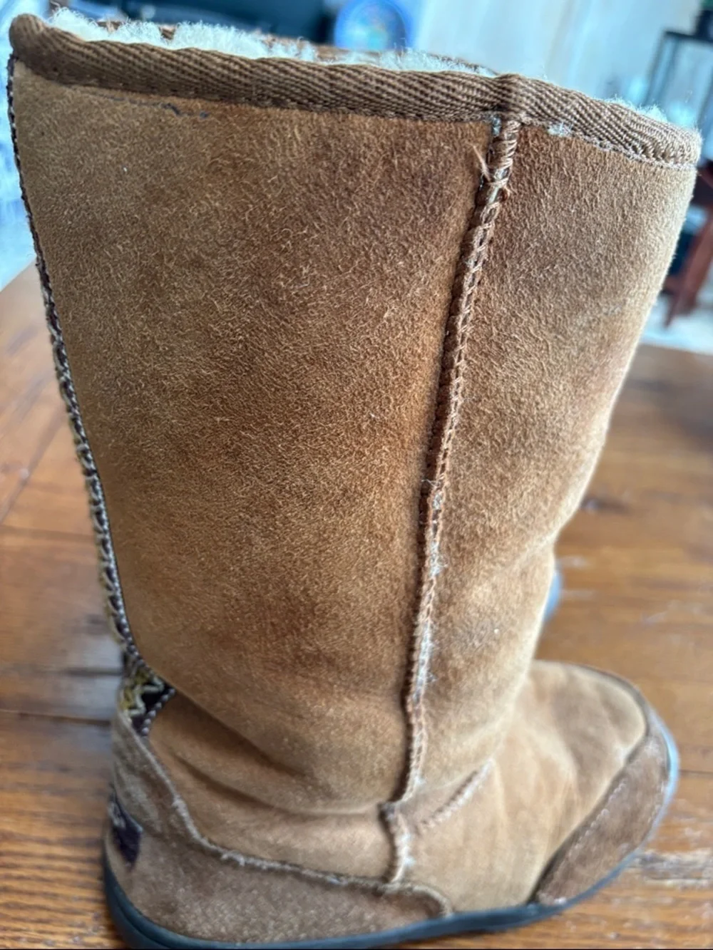 UGG Classic Short Boots Women’s 5245 Chestnut Tan Suede Sheepskin Lined Size 7